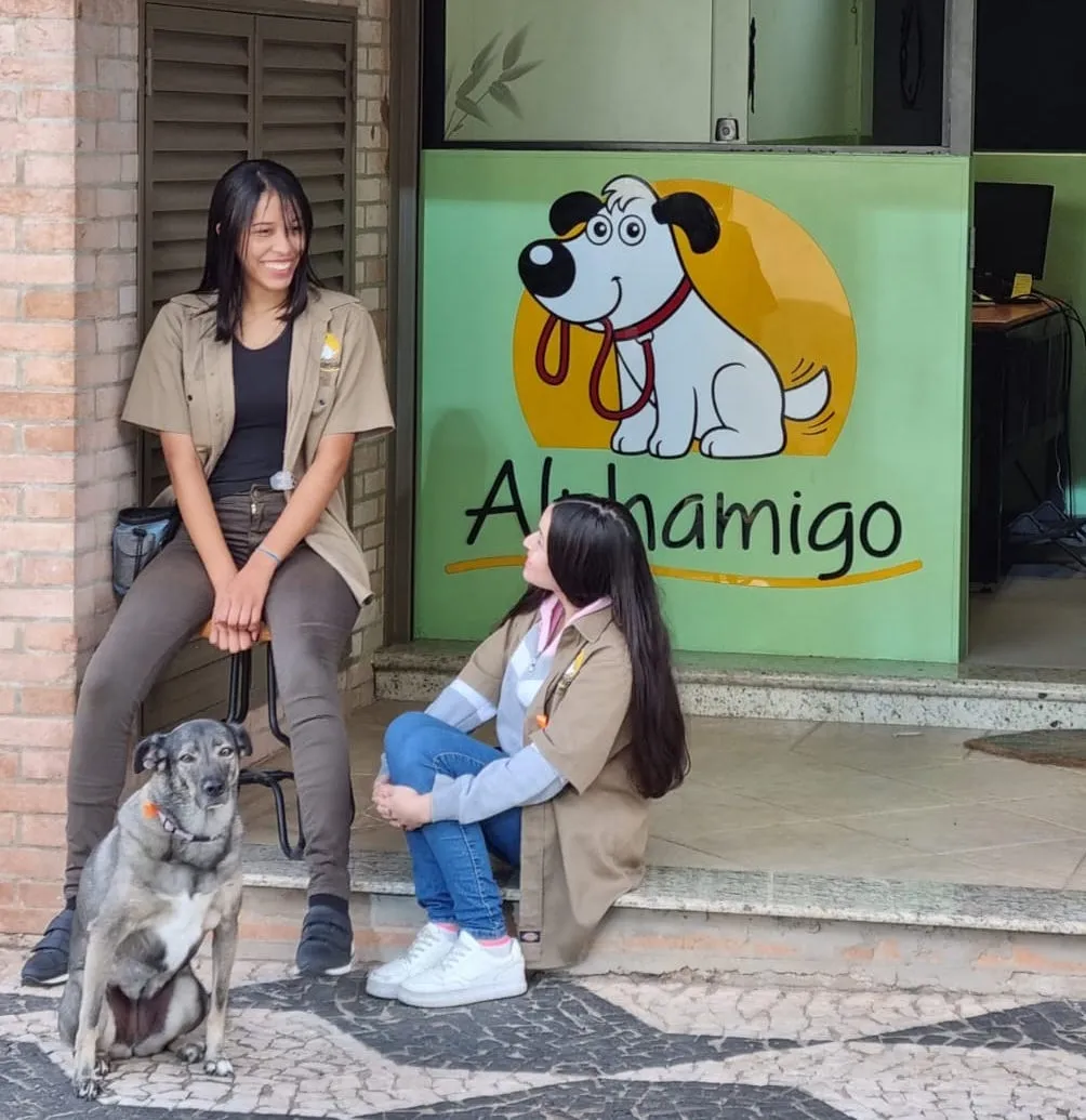 Equipe da Alphamigo com cães em frente à recepção